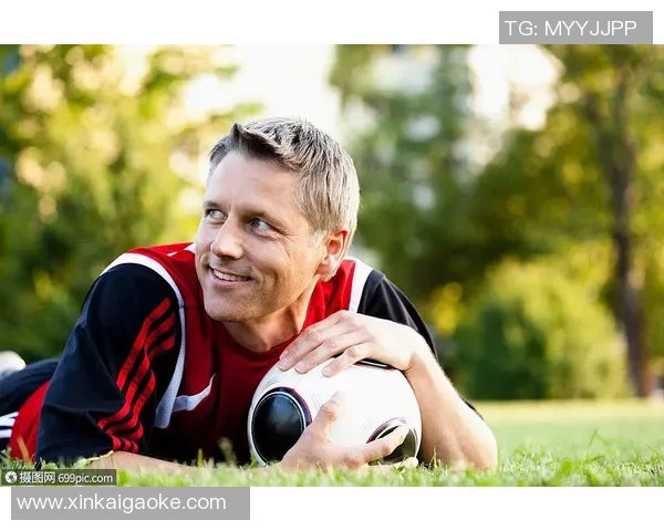 白人足球明星的魅力与帅气展现了运动员的风采与时尚感